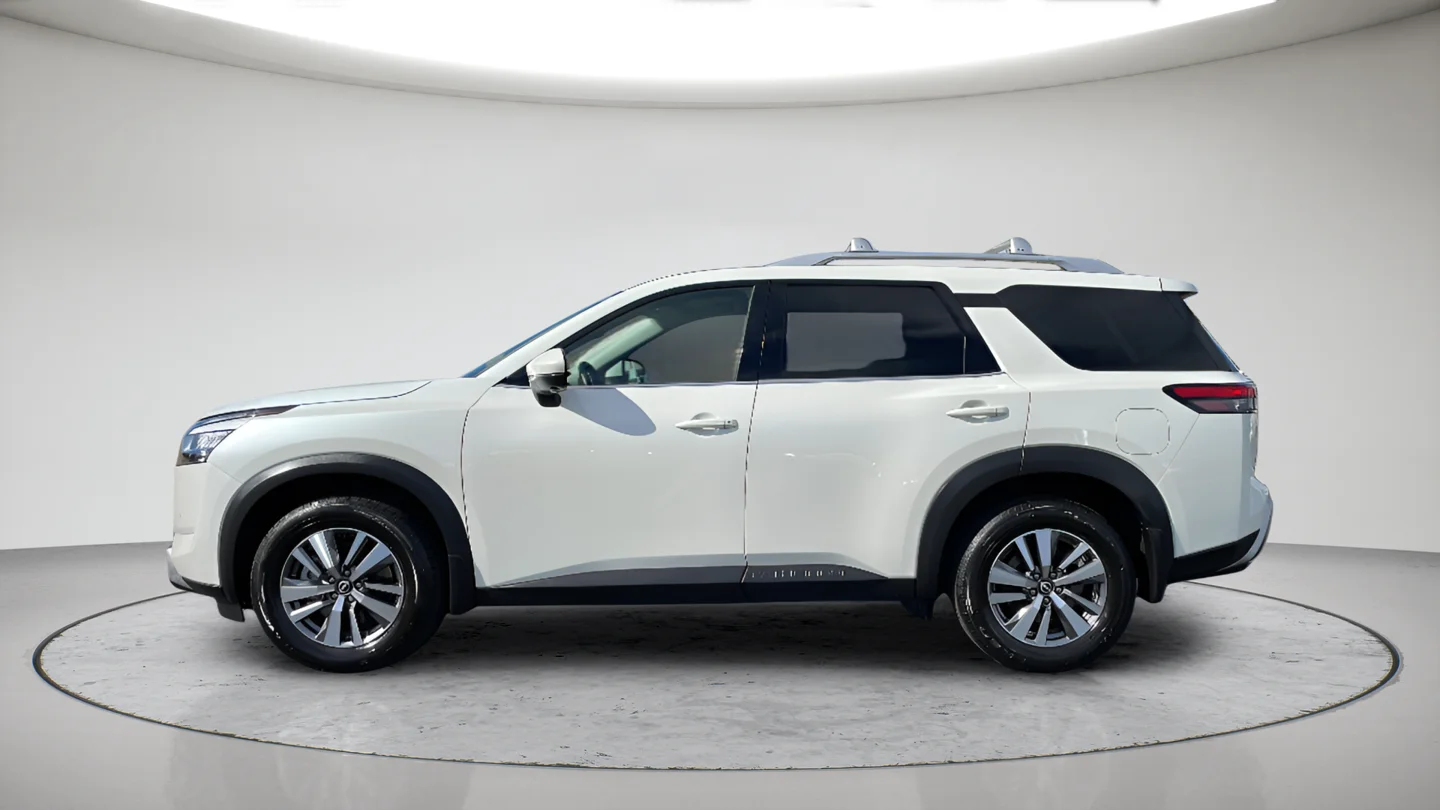 Used 2022 White Nissan SL image 2