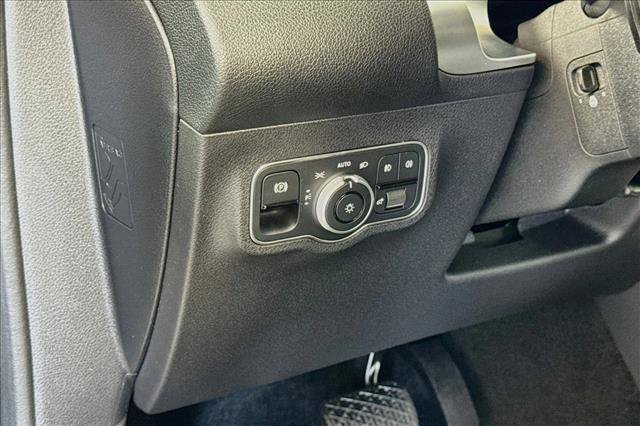 New 2026 Mountain Grey Metallic Mercedes-Benz GLB 250 image 40