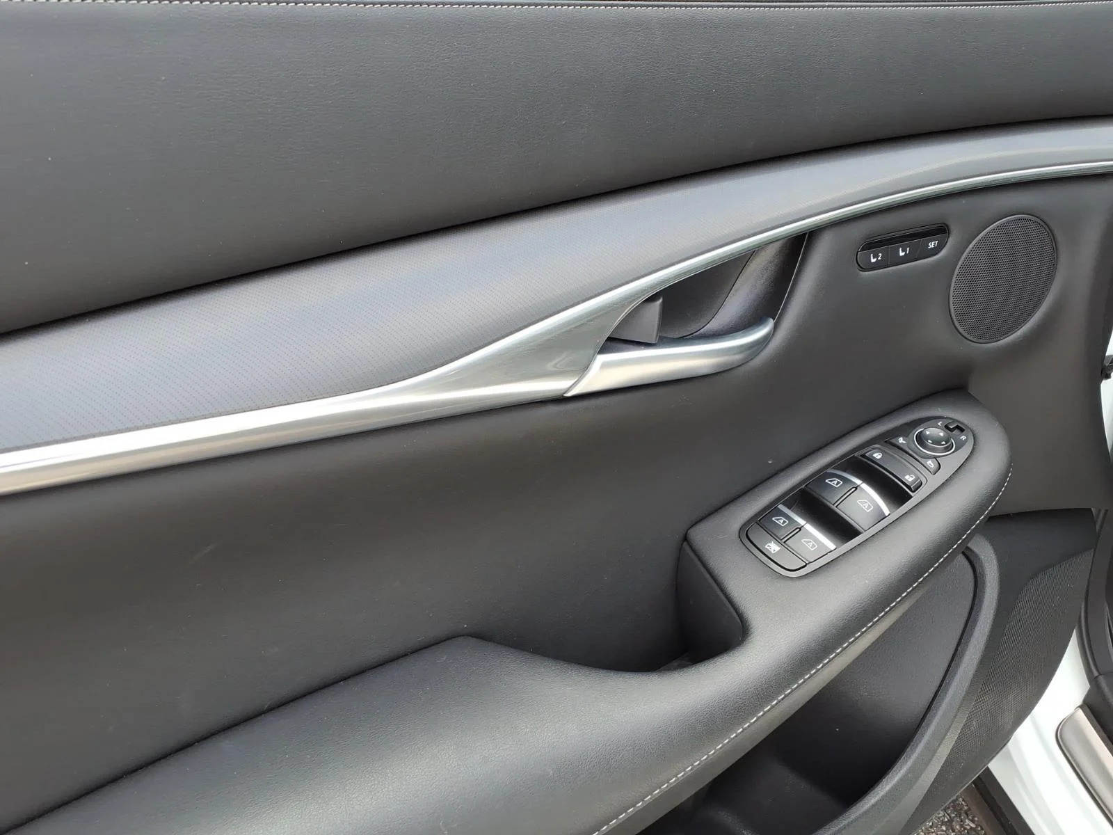 Certified Used 2025 White INFINITI LUXE image 11