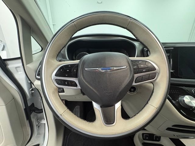 Used 2018 White Chrysler Limited image 19