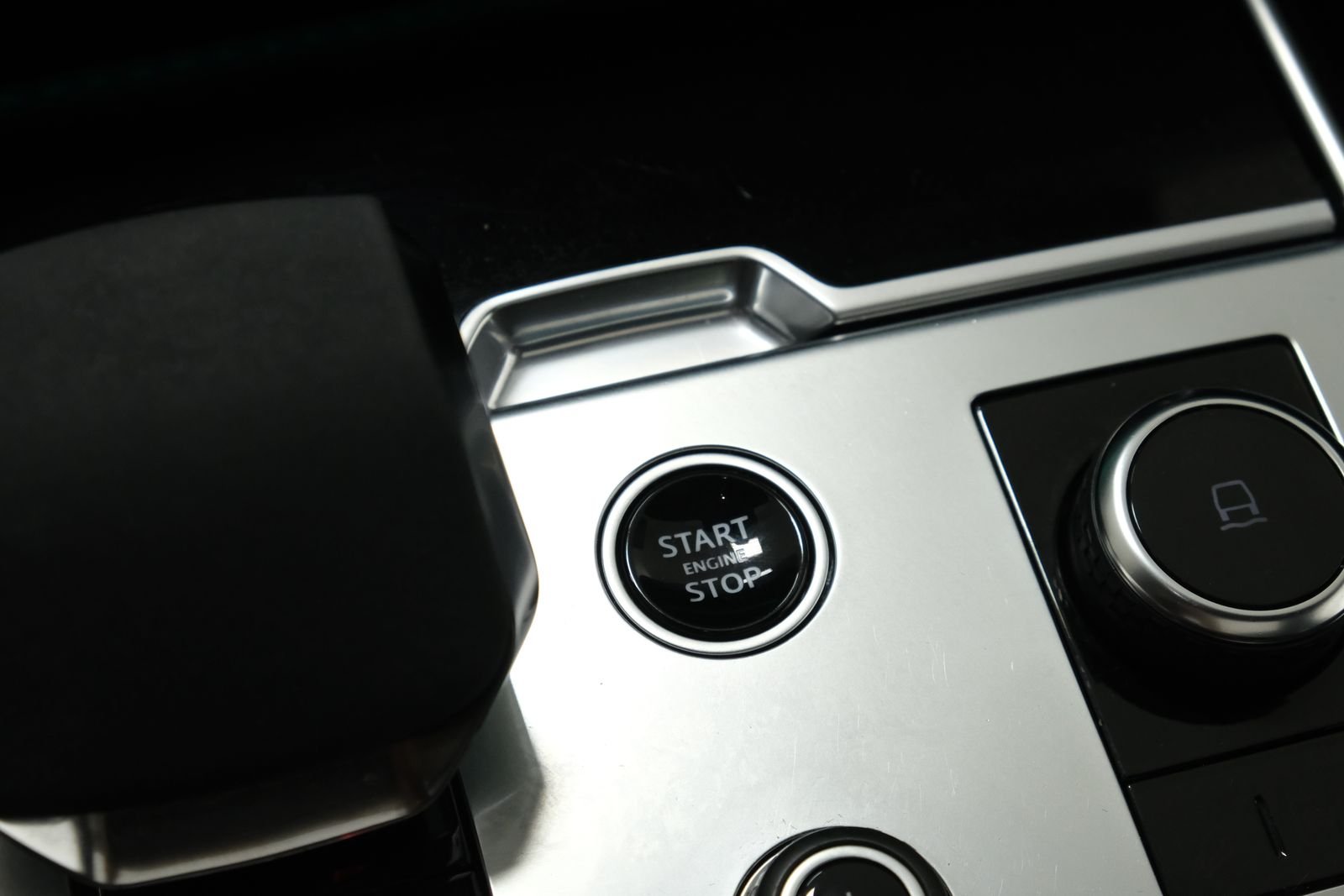 Used 2023 Silver Land Rover SE image 21