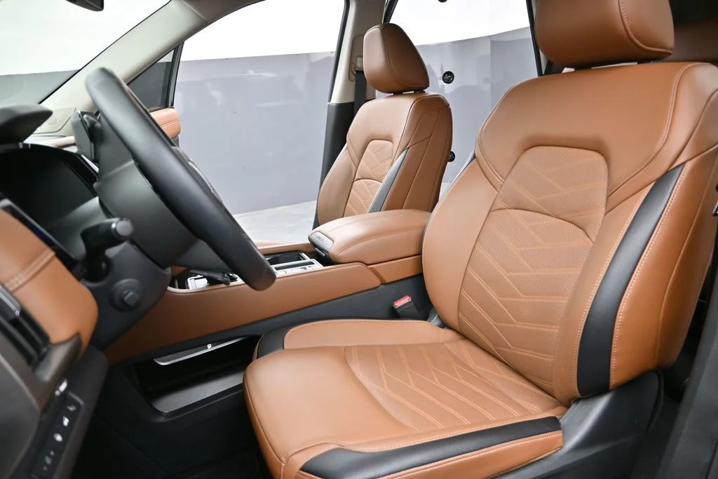 Used 2025 Black Nissan Platinum image 18