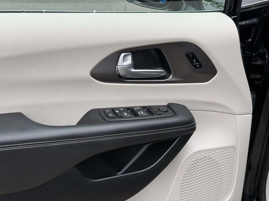 Used 2024 Black Chrysler Touring L image 33