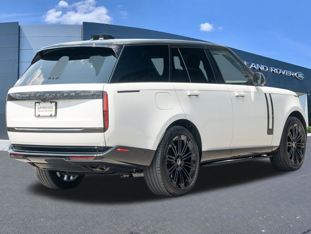 Used 2024 White Land Rover SE image 4