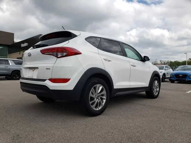 Used 2018 White Hyundai SE image 5