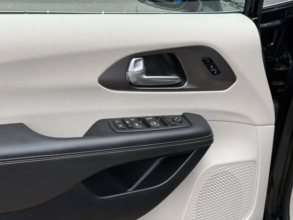 Used 2024 Black Chrysler Touring L image 33