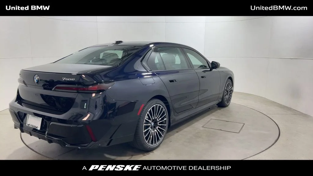 2025 BMW 7 Series 750e - Photo 8