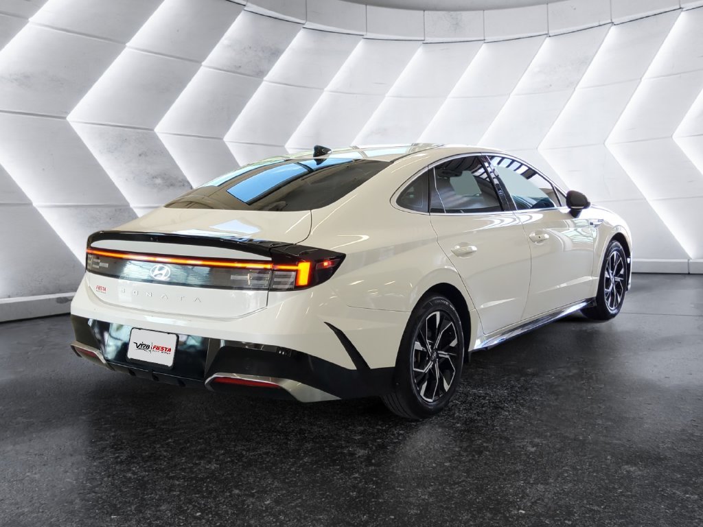 Used 2024 White Hyundai SEL image 4