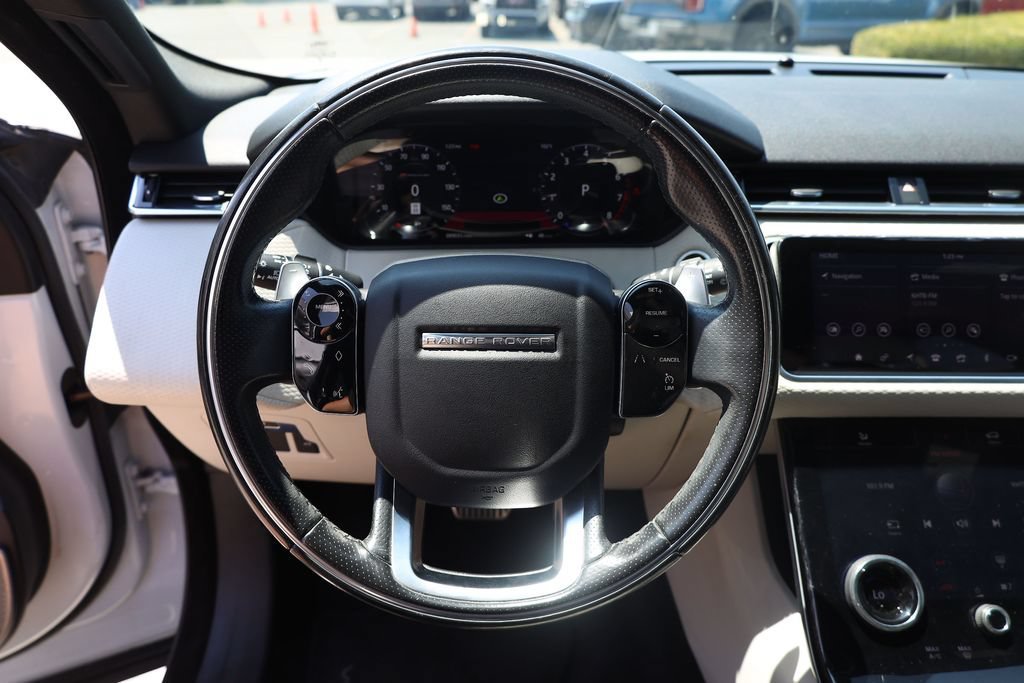 Used 2018 White Land Rover R-Dynamic SE image 13