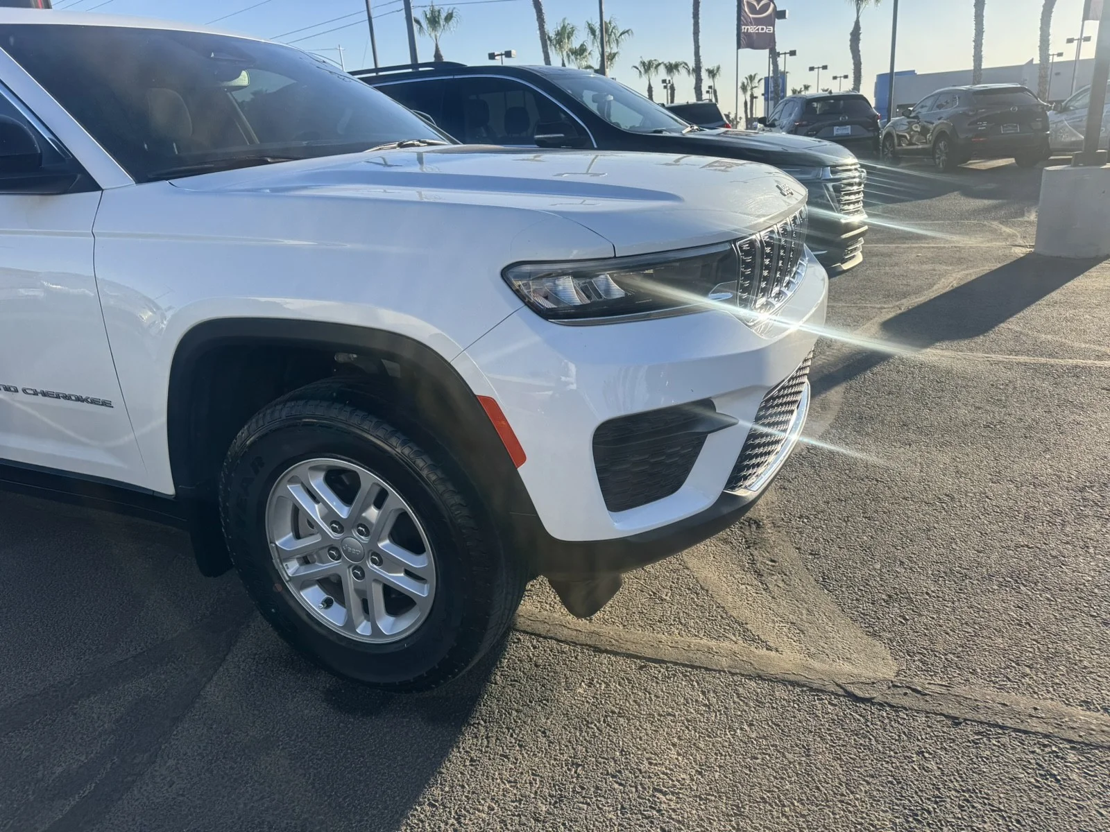 Used 2024  Jeep Laredo image 4