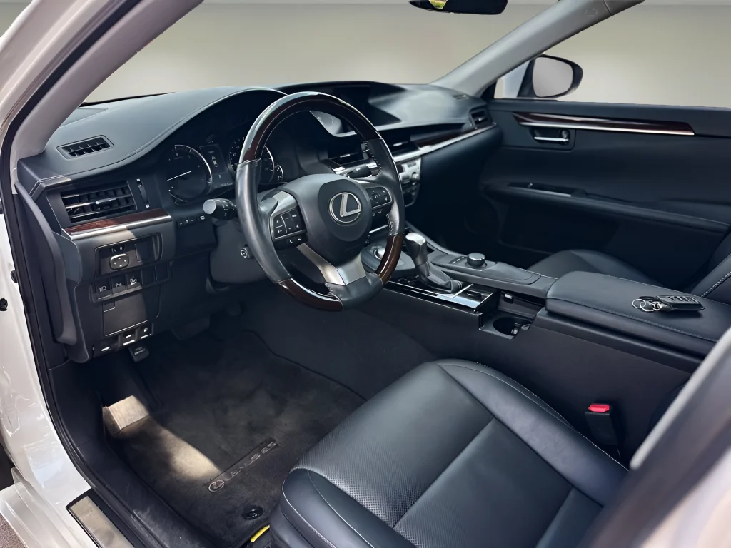 Used 2017 White Lexus 350 image 19