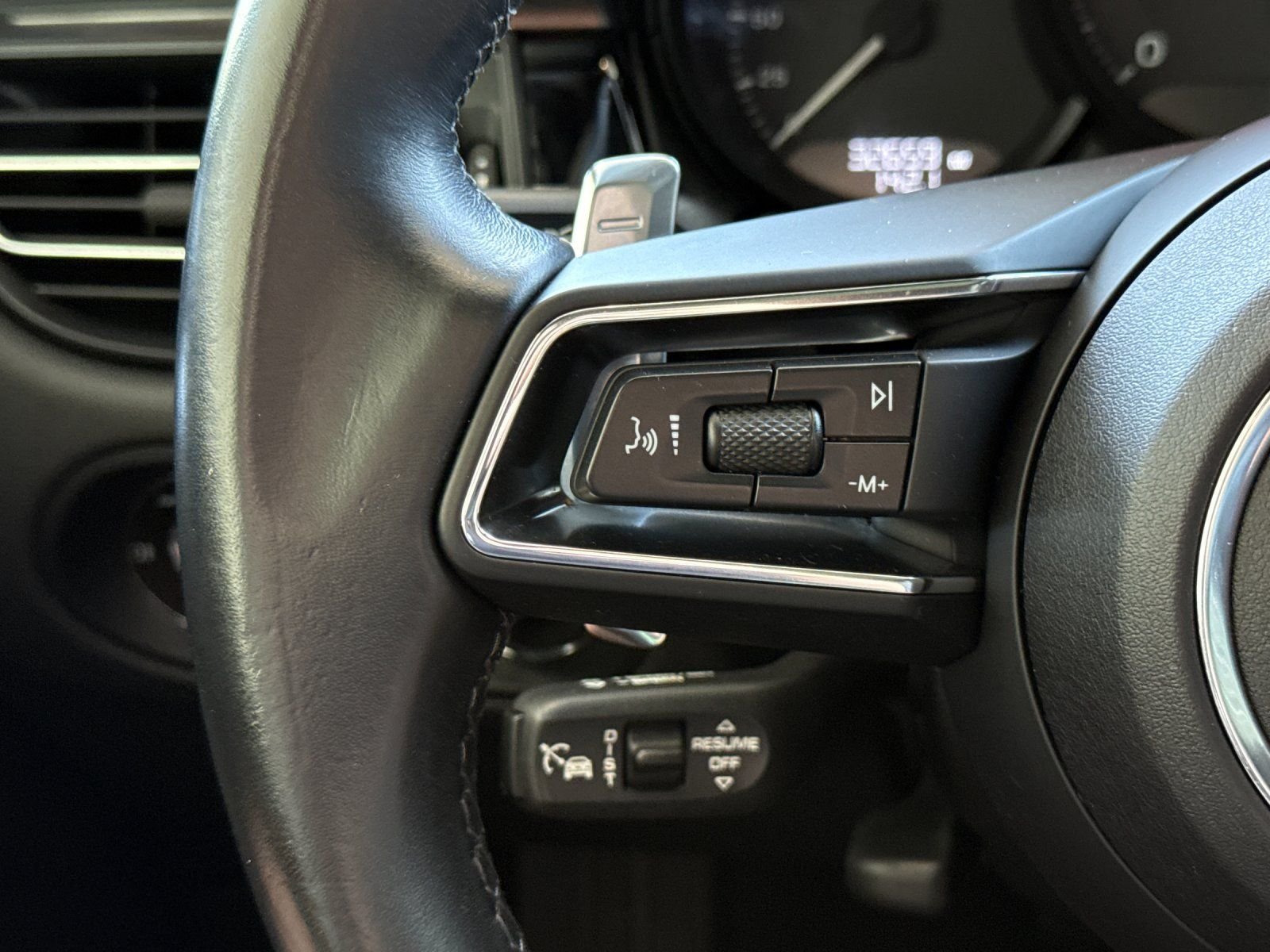 Used 2024  Porsche Base image 27