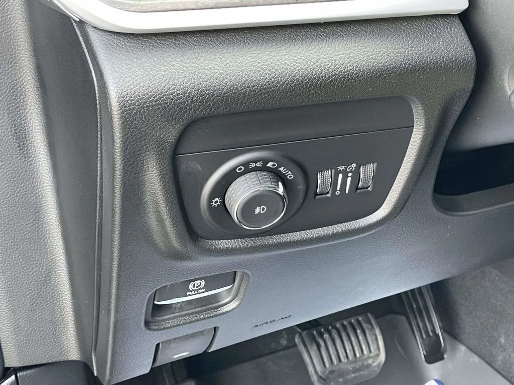 New 2026 Baltic Gray Metallic Clear-Coat Exterior Paint Jeep Limited image 27
