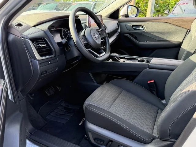 Used 2022 Silver Nissan SV image 11
