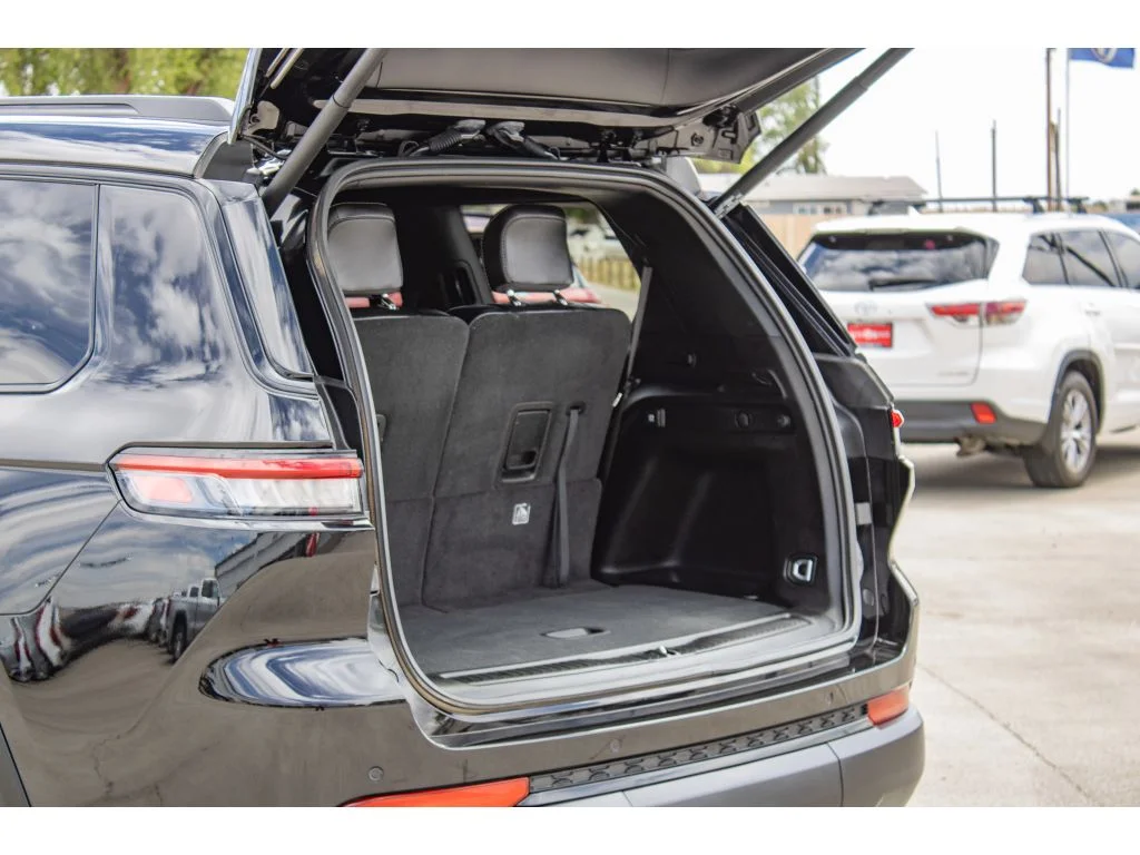 Used 2024 Diamond Black Crystal Pearlcoat Jeep Limited image 10