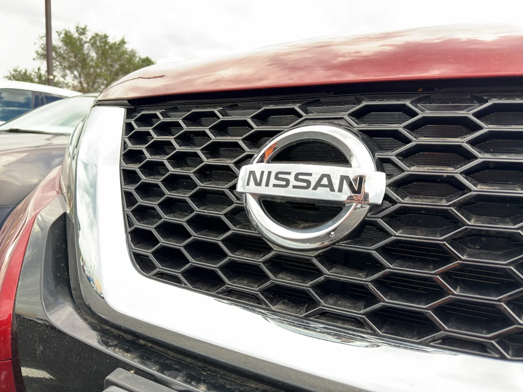 Used 2019 Red Nissan S image 27