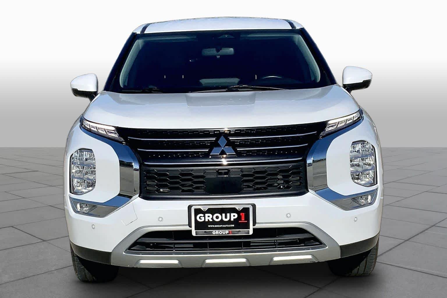 Used 2024 White Diamond Mitsubishi SE image 4