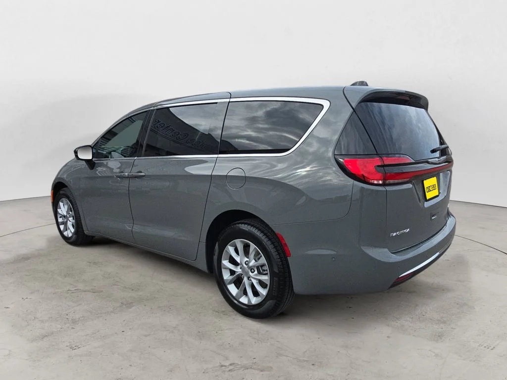 Used 2025 White Chrysler Select image 7