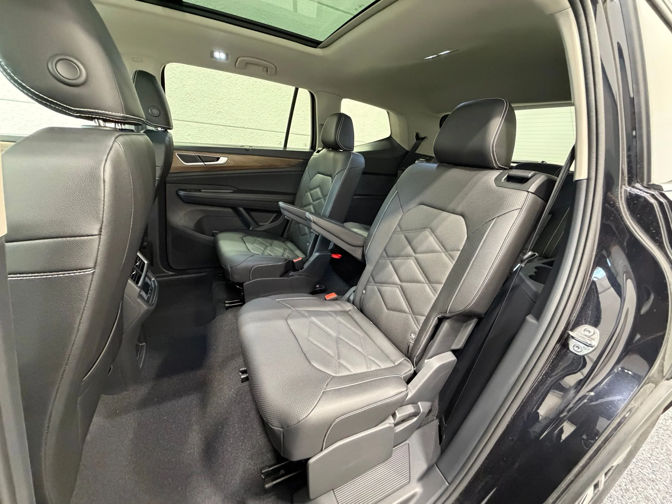 New 2026 Black Volkswagen 2.0T SE w/Technology image 22