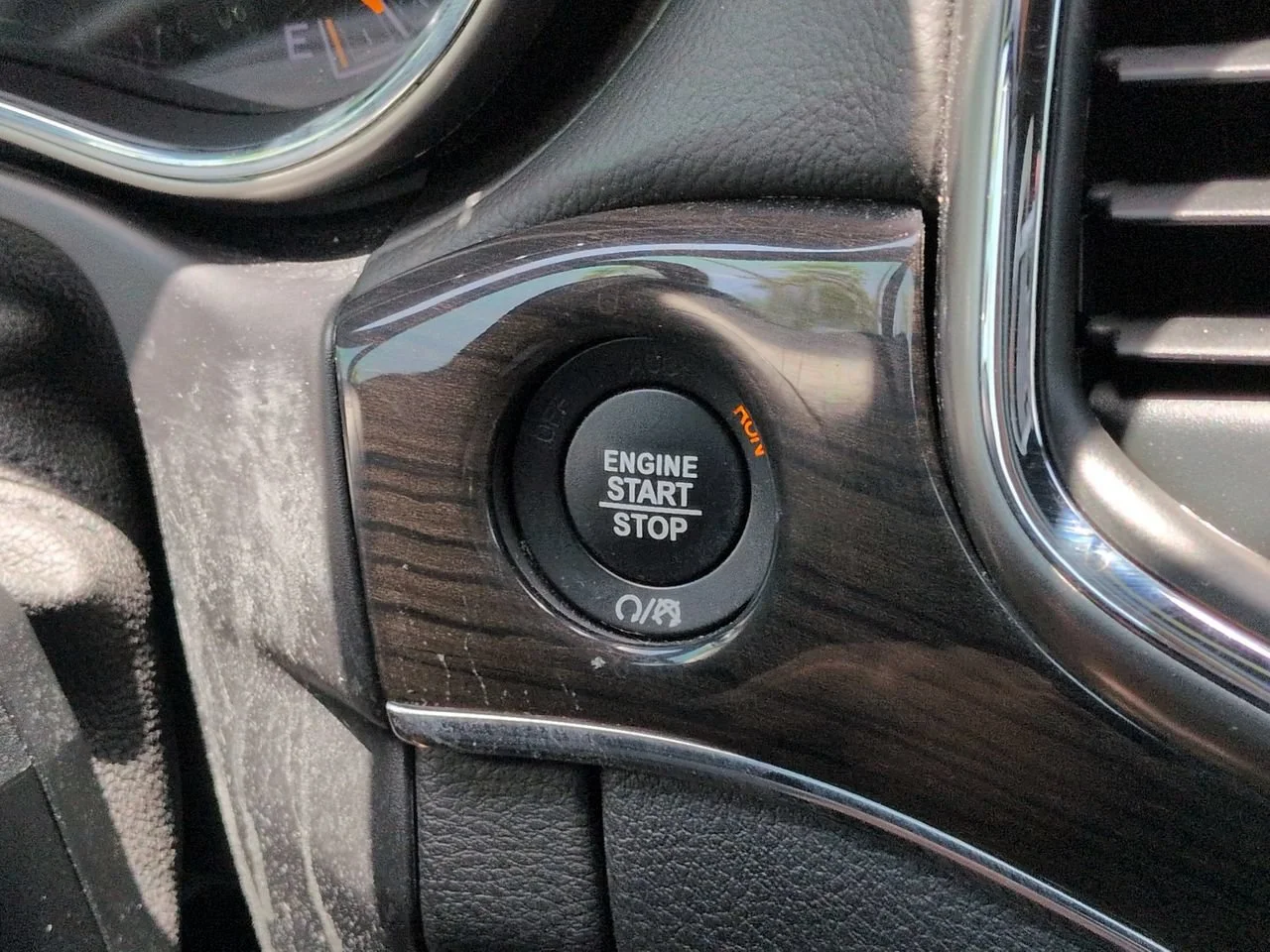 Used 2018 Bright White Clearcoat Jeep Overland image 31