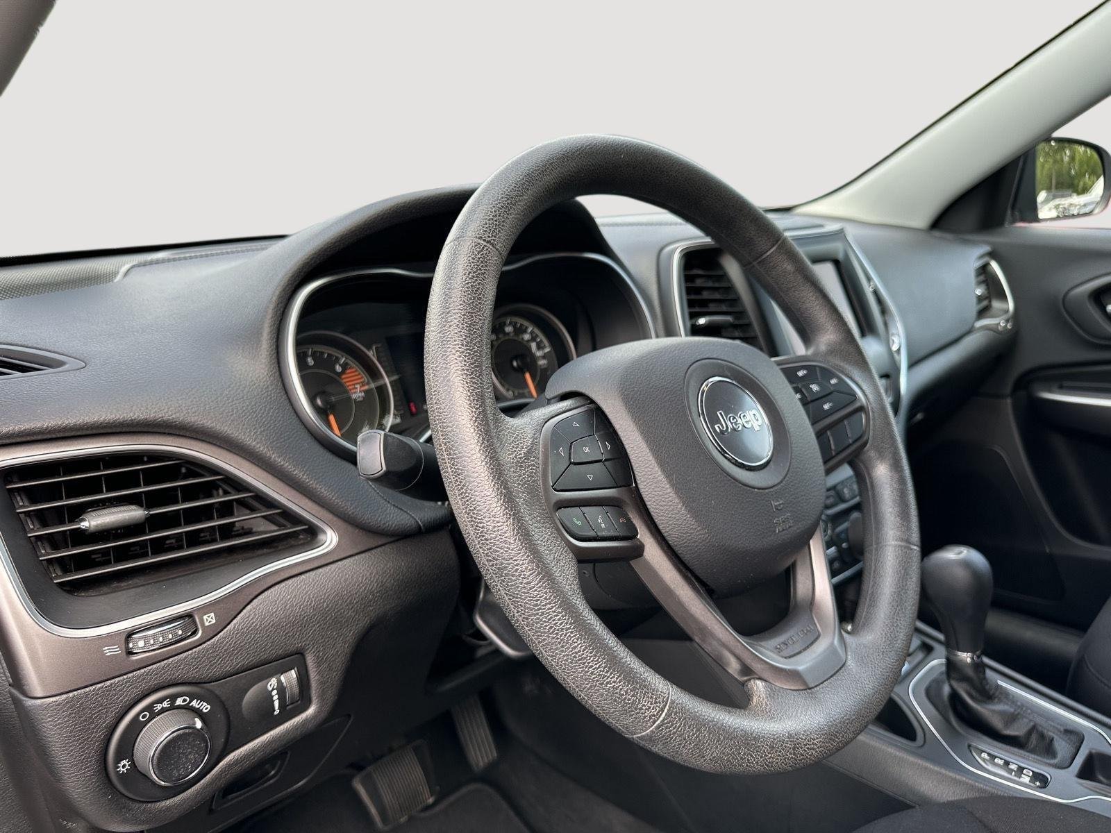 Used 2020 Light Brownstone Pearlcoat Jeep Latitude image 11