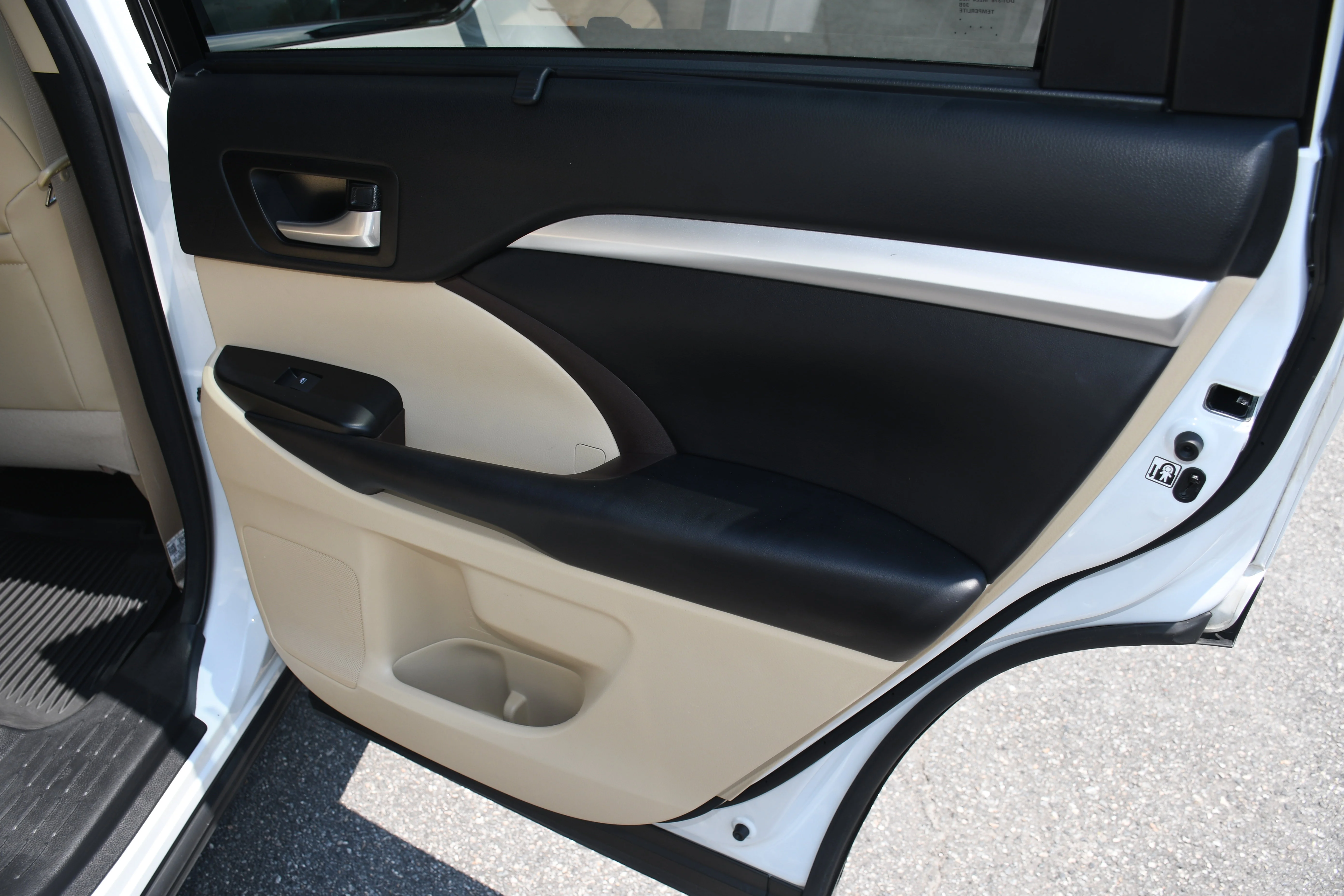 Used 2018 White Toyota XLE image 21