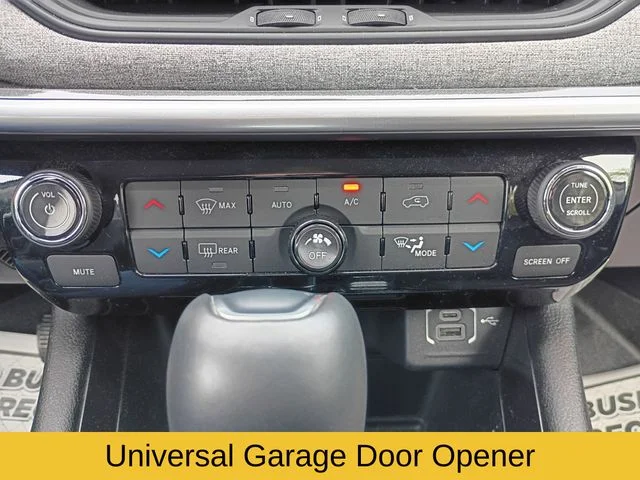 Used 2022 Silver Jeep Latitude image 17