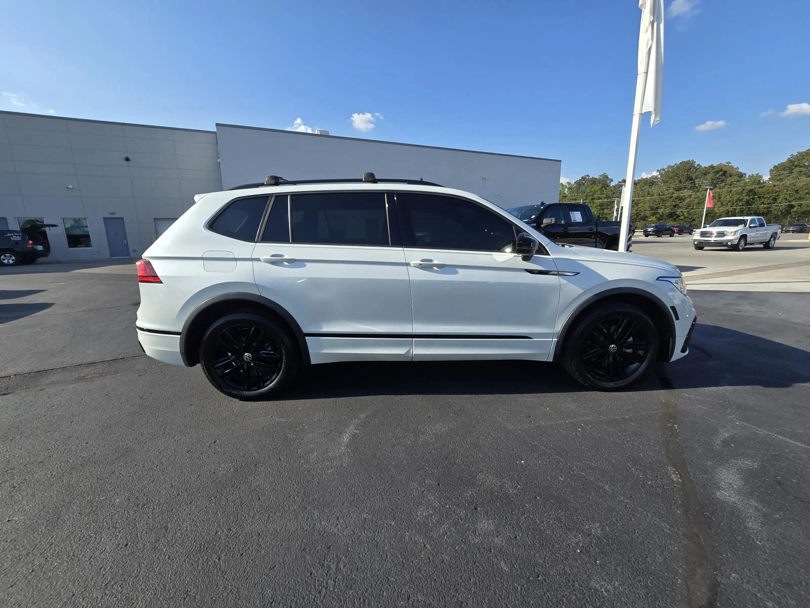 Used 2022 White Volkswagen 2.0T SE R-Line Black image 8