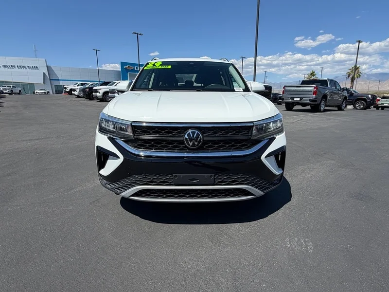Used 2024 White Volkswagen SE image 8