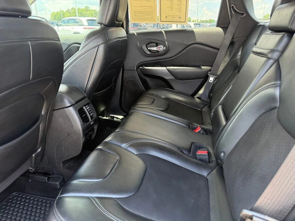 Used 2019 Silver Jeep Latitude Plus image 22