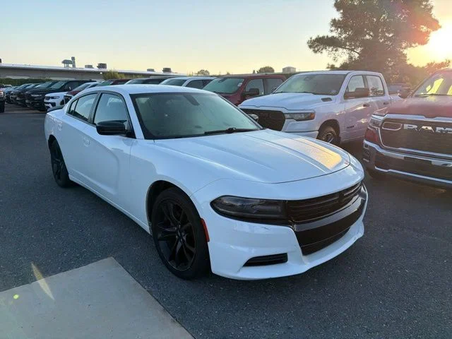 Used 2018 White Dodge SXT image 3