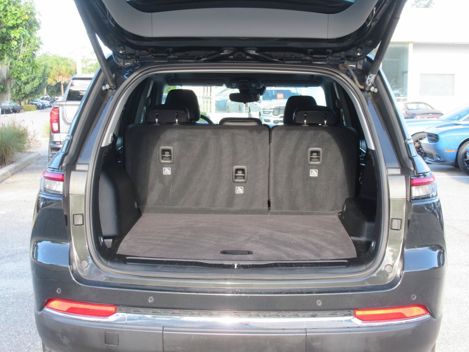 Used 2023  Jeep Limited image 38