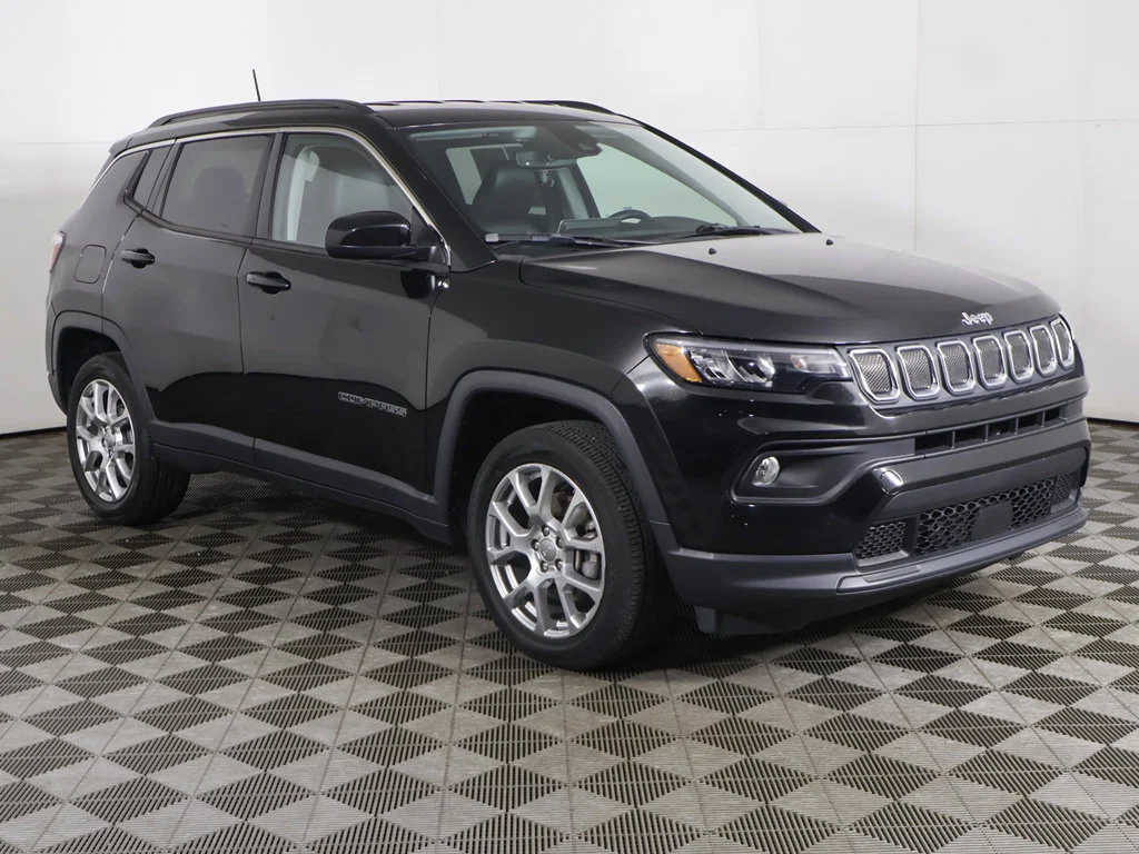 Used 2022 Black Jeep Latitude Lux image 2