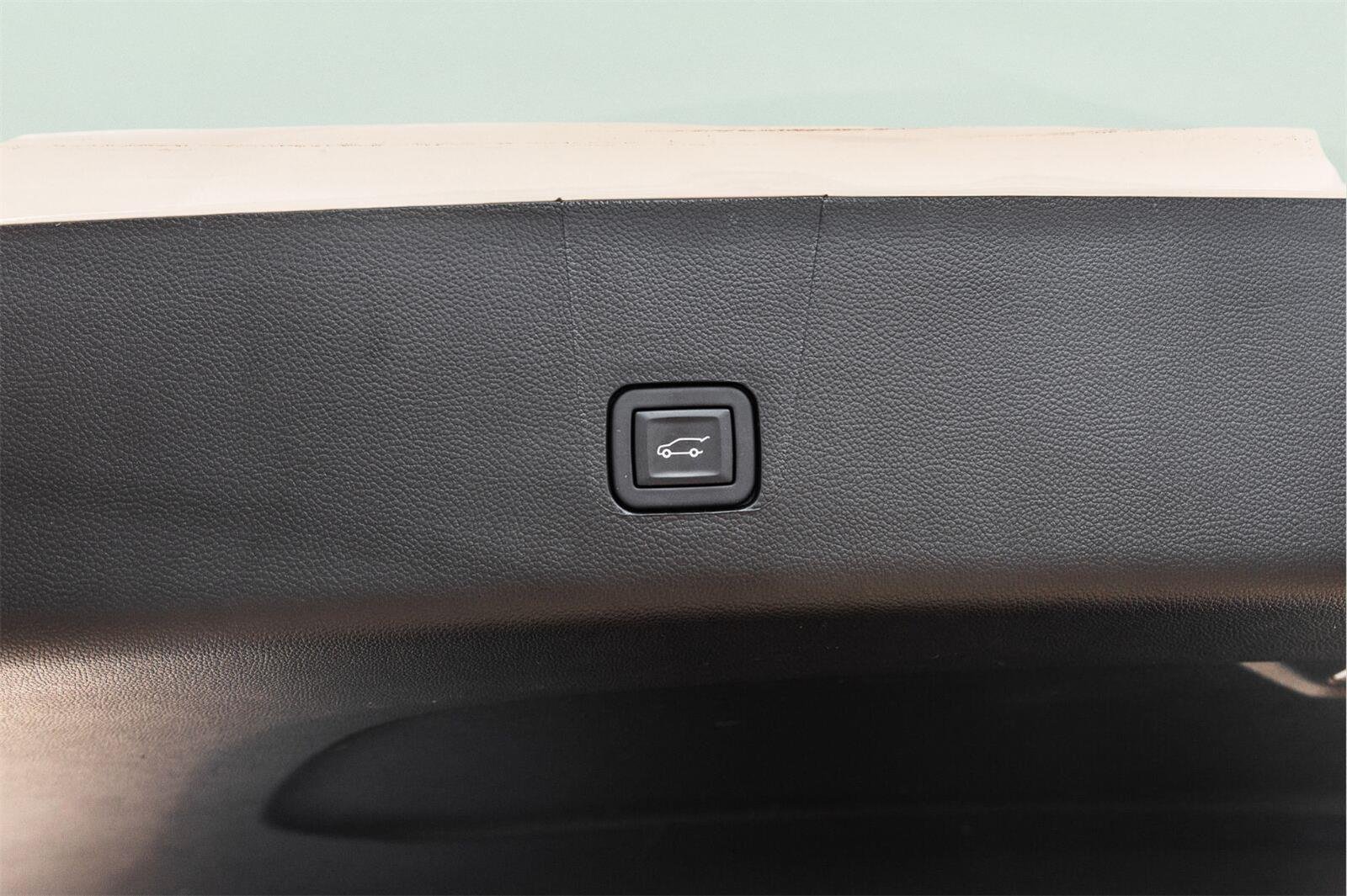 Used 2023 SUMMIT WHITE Chevrolet LT Cloth image 25