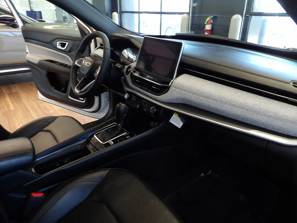 Used 2024 Bright White Clear Coat Jeep Latitude Lux image 13