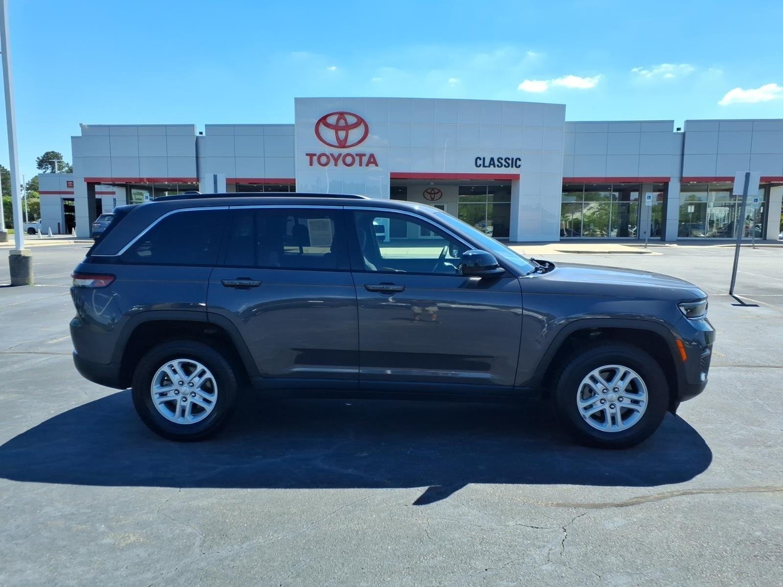 Used 2024 Baltic Gray Metallic Clearcoat Jeep Laredo image 11