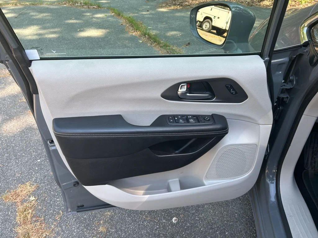 Used 2022 White Chrysler Touring L image 13