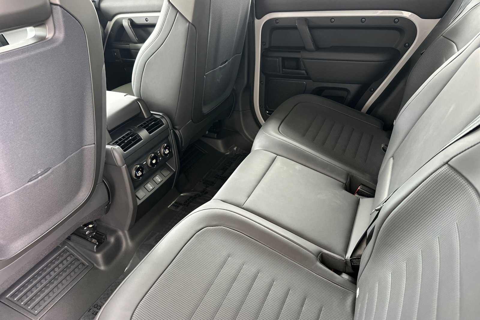 2026 Land Rover Defender OCTA - Photo 12