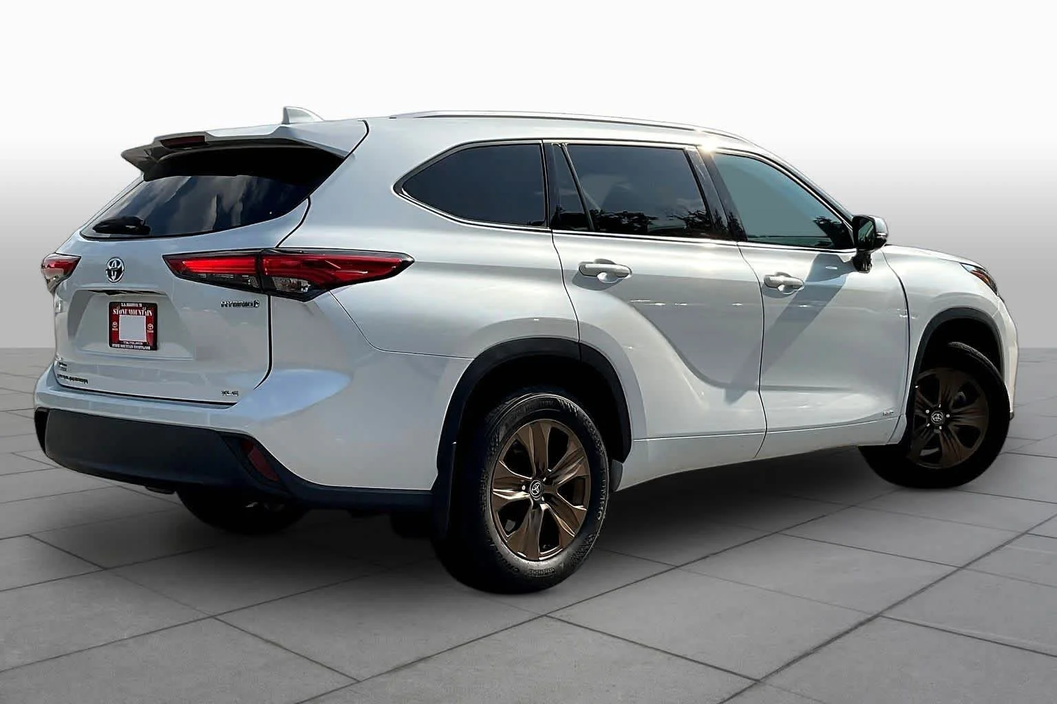 Used 2022 Wind Chill Pearl Toyota Hybrid Bronze Edition image 13