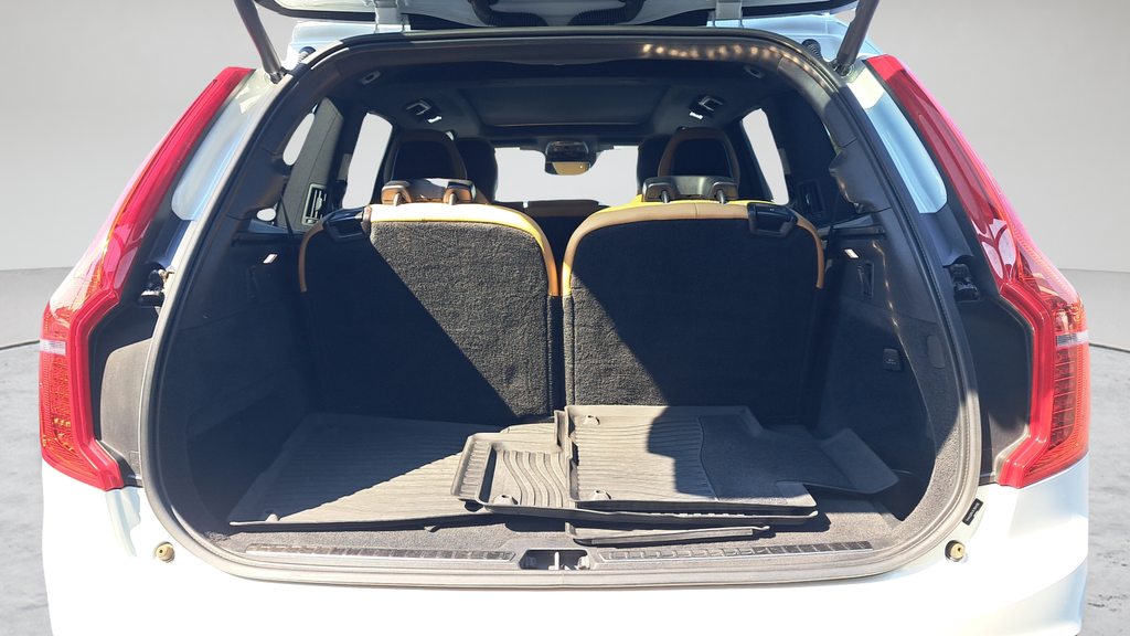 Used 2019 White Volvo T6 Momentum image 27