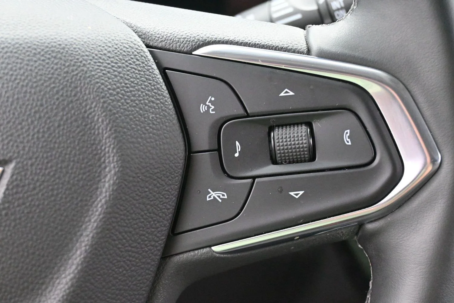 Used 2025 Mosaic Black Metallic Chevrolet ACTIV image 19