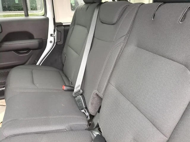 Used 2023 White Jeep Sahara image 3