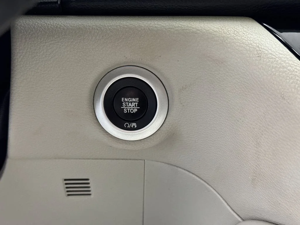 Used 2021 Crystal Metallic Chrysler Limited image 33
