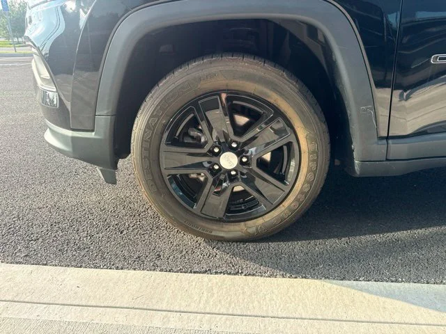 Used 2022 Black Jeep Latitude image 9