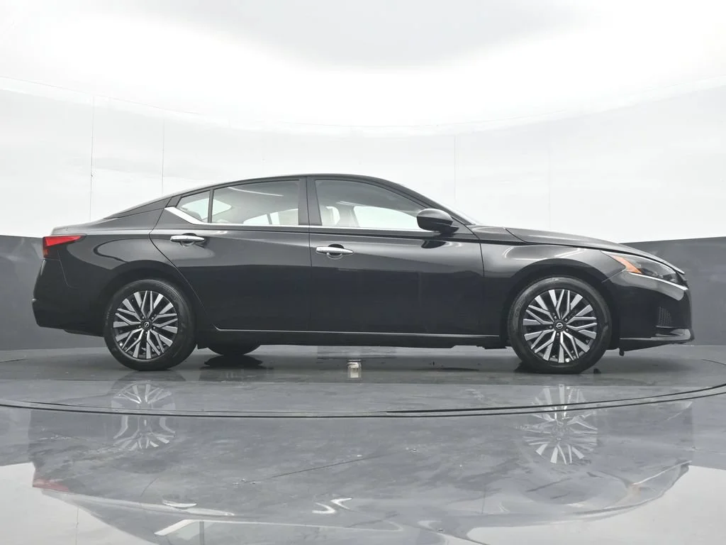 Used 2025 Black Nissan 2.5 SV image 32