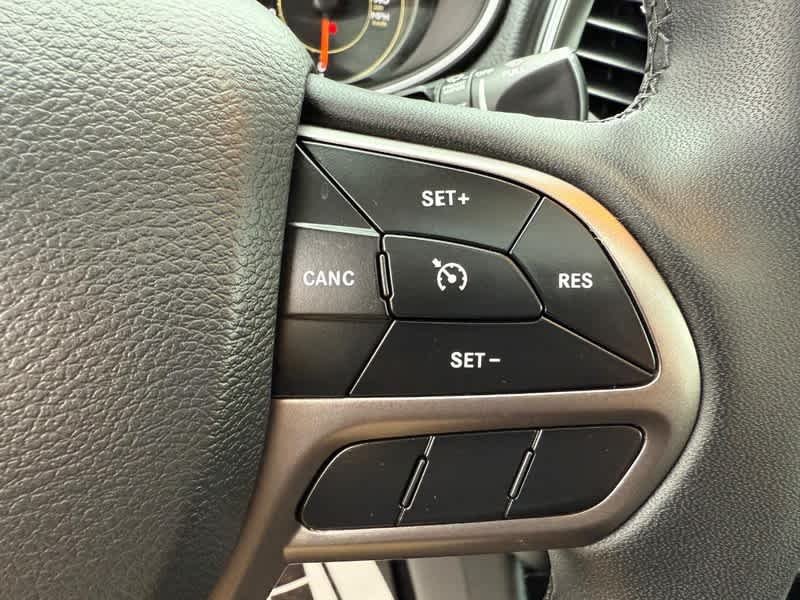 Used 2022 Diamond Black Crystal Pearlcoat Jeep Latitude Lux image 16