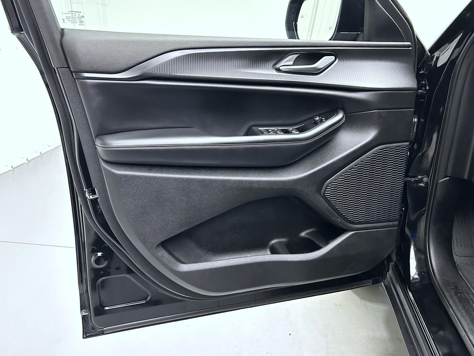 Used 2023 Black Jeep Altitude X image 9