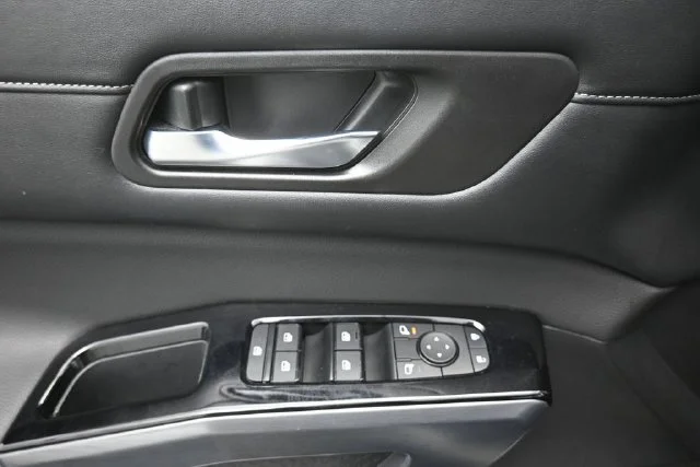 Used 2022 White Nissan SL image 18