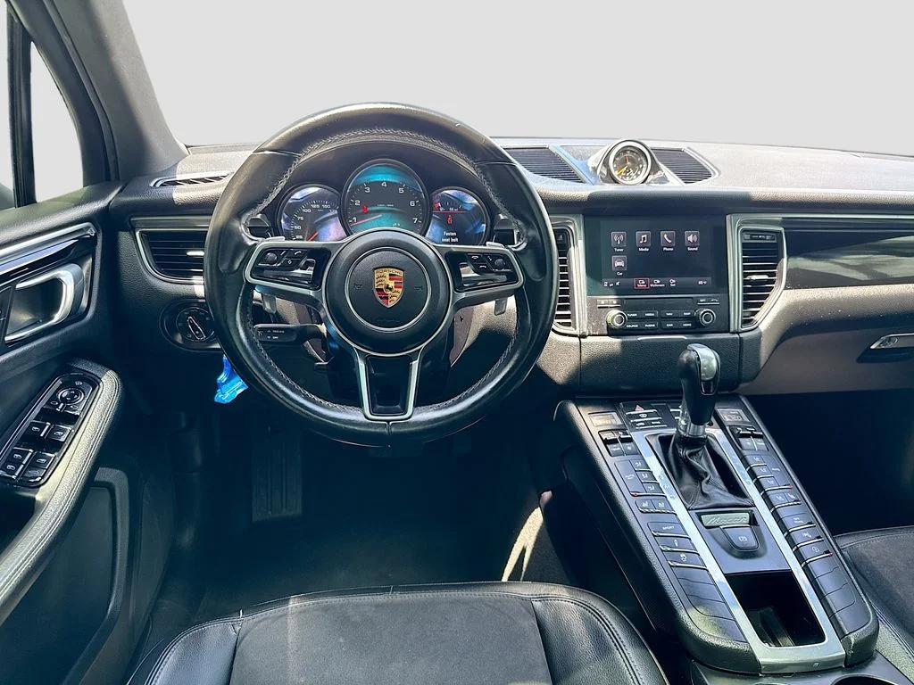 Used 2018  Porsche  image 23