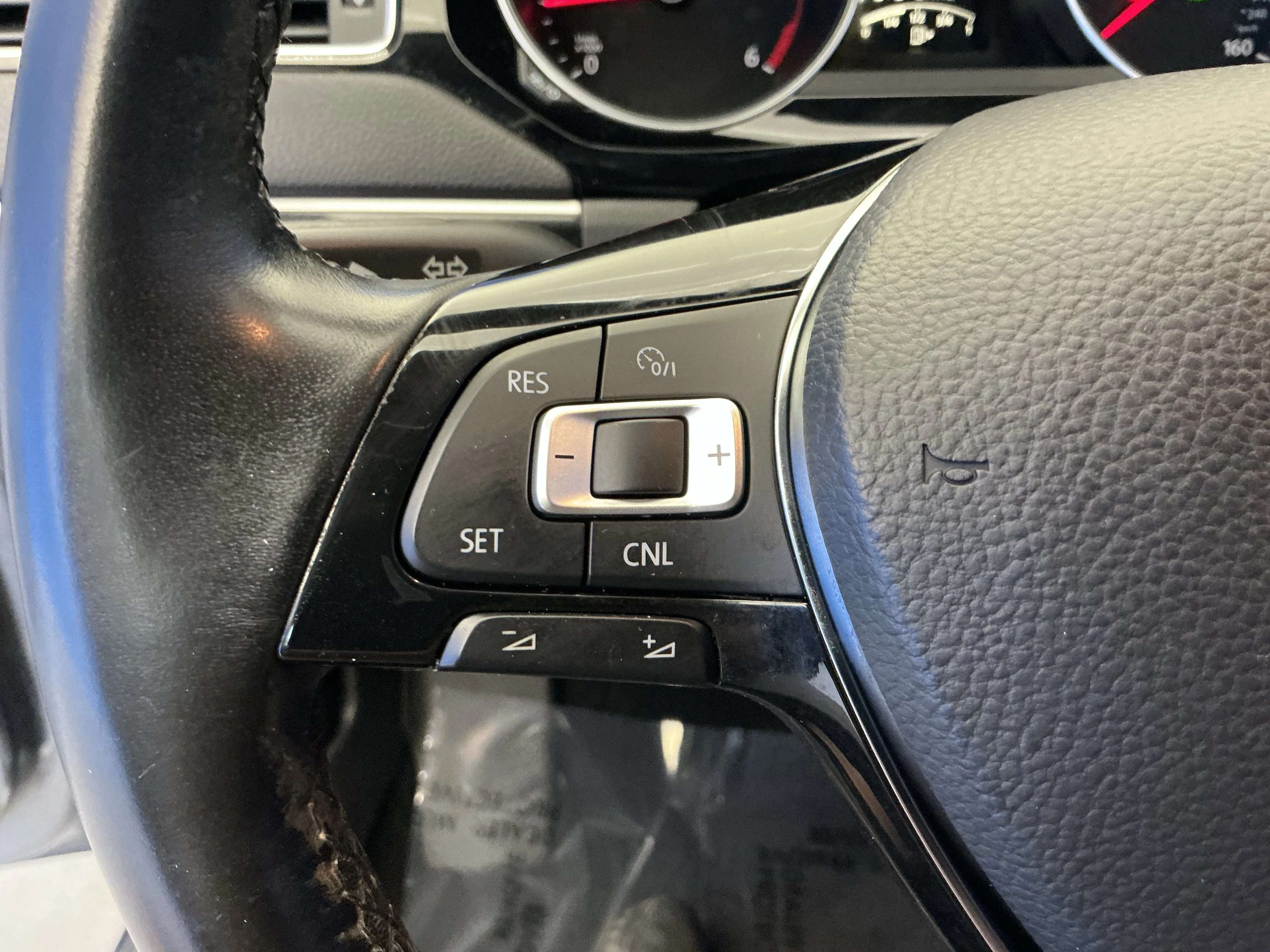 Used 2015 Platinum Gray Metallic Volkswagen 2.0L TDI SEL image 15